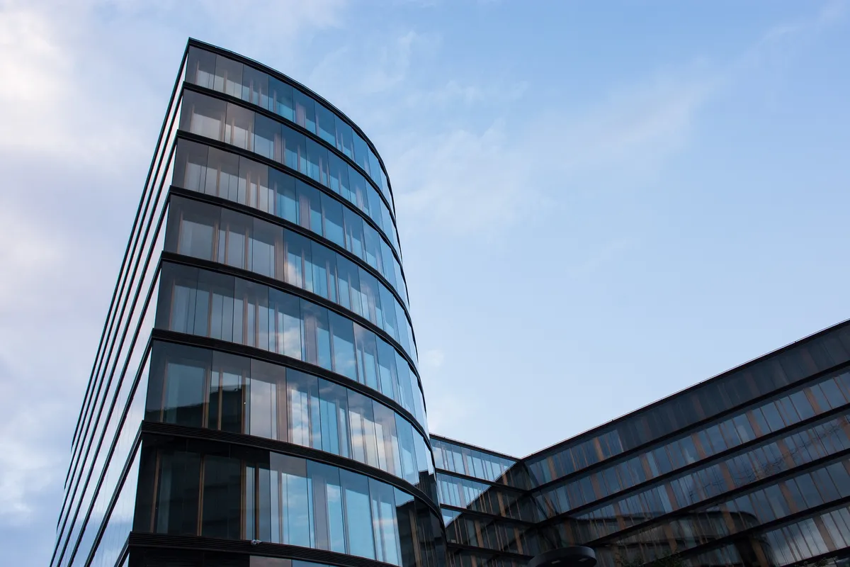 Modernes Bürogebäude – Sinnbild für sichere EU-Infrastruktur