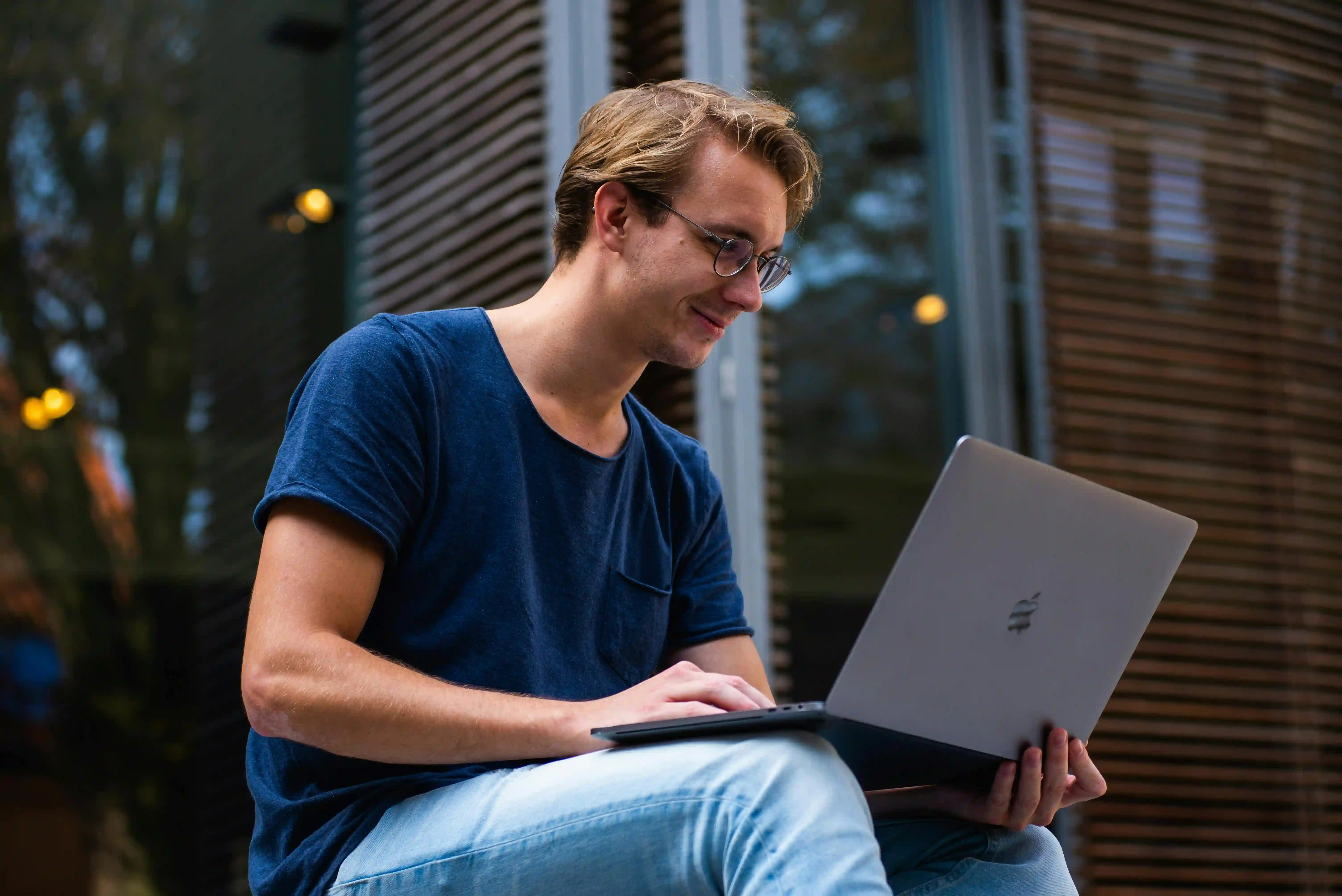 Selbstständiger arbeitet entspannt am Laptop an seinen Rechnungen